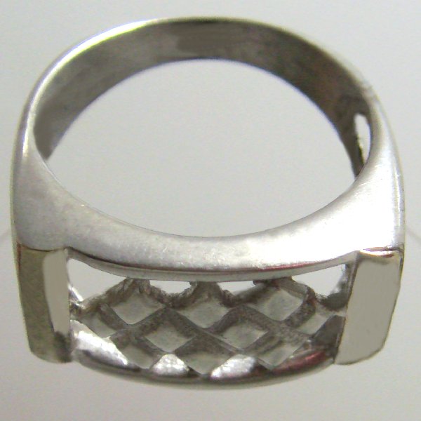 (r1251)Anillo de plata con motivo de rombos.